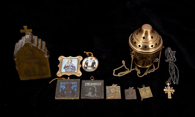 IKONER, 7 st, KORS, RÖKELSEKAR, samt SKRIN, mässing, Ryssland 1800-tal.