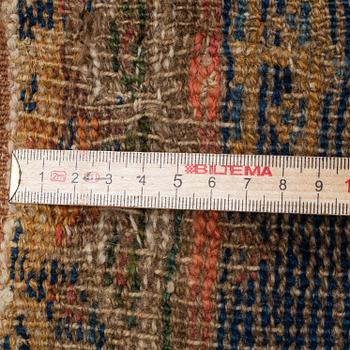 A carpet, Antique Mahal parobably, ca 396 x 144 cm.