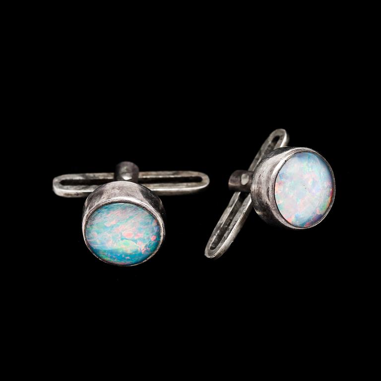 CUFFLINKS, opals, c. 1900.