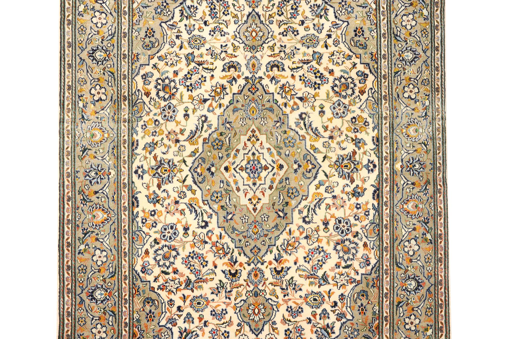 A Kashan rug, a. 208 x 135 cm.