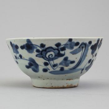 A CHINESE PORCELAIN BOWL AND FOUR PLATES, 18th/19th century.