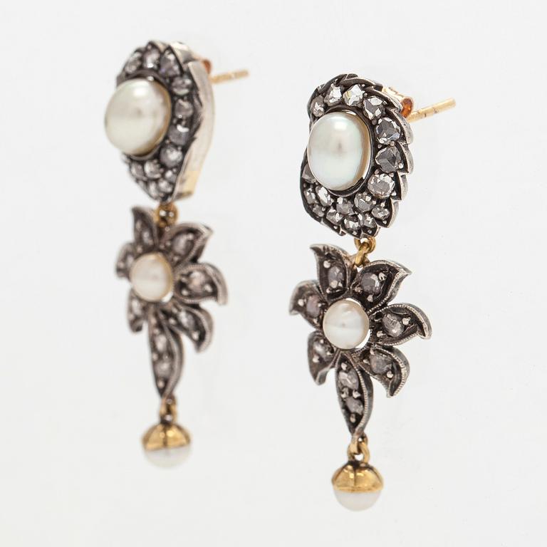 Örhängen med pärlor och rosenslipade diamanter.