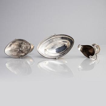 Skålar, 2 st, samt gräddkanna, silver, London, England, 1700-tal.