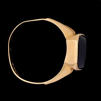 RINGAR, 2 st, 18k guld med gul citrin o svart sten. Bla 1830/40-tal. Tot vikt 9,2g.