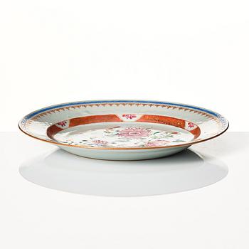 A set of 12 famille rose Chinese Export dinner plates and a serving dish, Qing dynasty, Qianlong (1736-95).