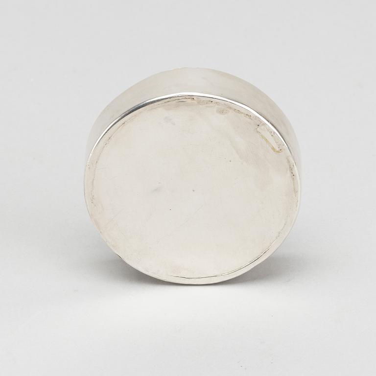 A Swedish 19th century silver box with lid mark of Jonas Elg Västerås 1804, 6,5 x 2 cm, weight 99 gr.