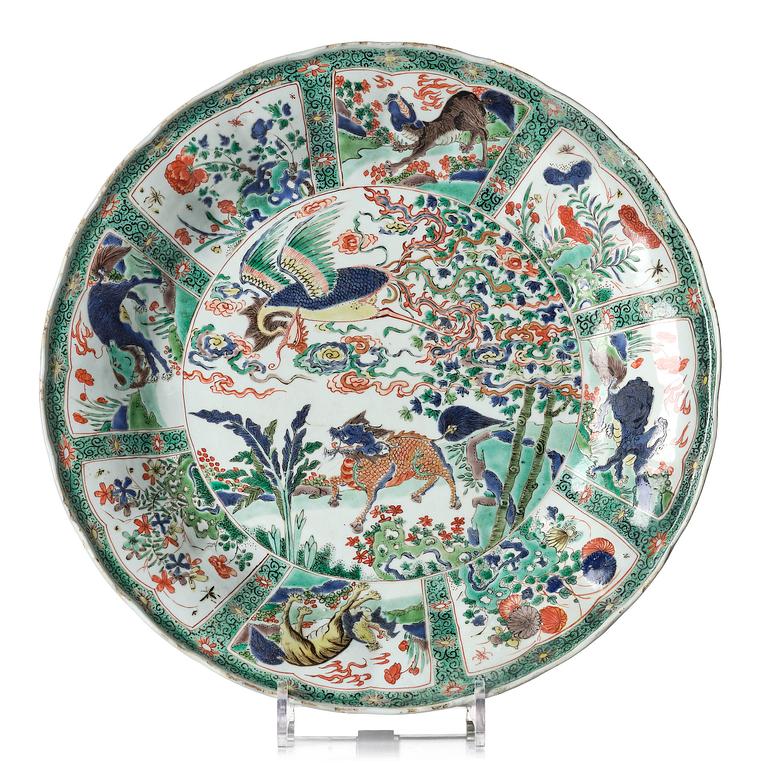 A large famille verte dish, Qing dynasty, Kangxi (1662-1722).