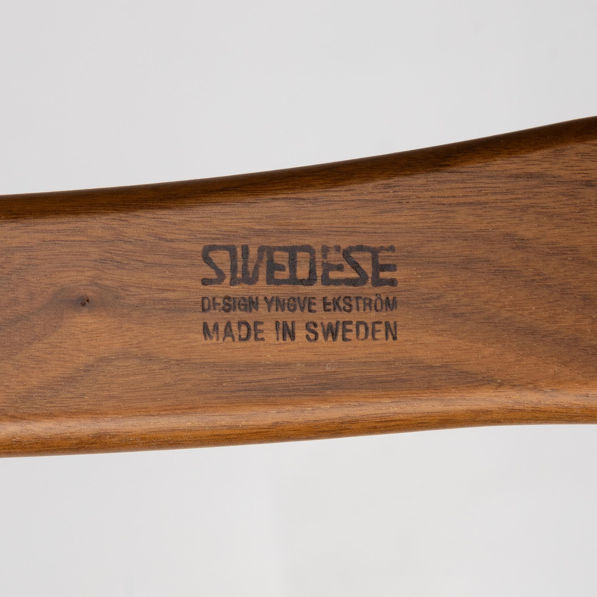 Yngve Ekström, fåtölj med fotpall, ”Lamino”,  Swedese, 2009.