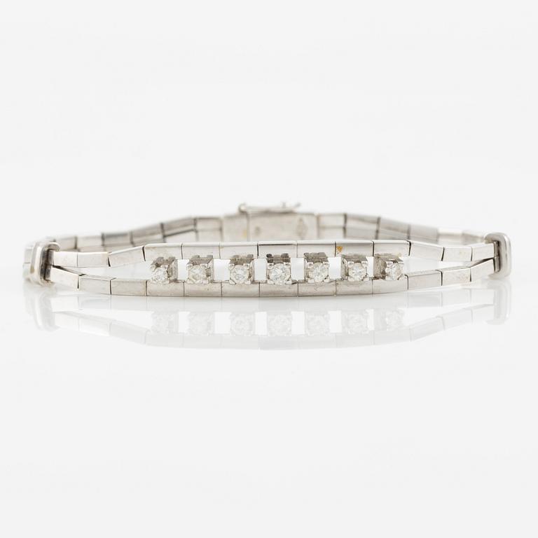 Bracelet, 18K white gold set with seven brilliant-cut diamonds.