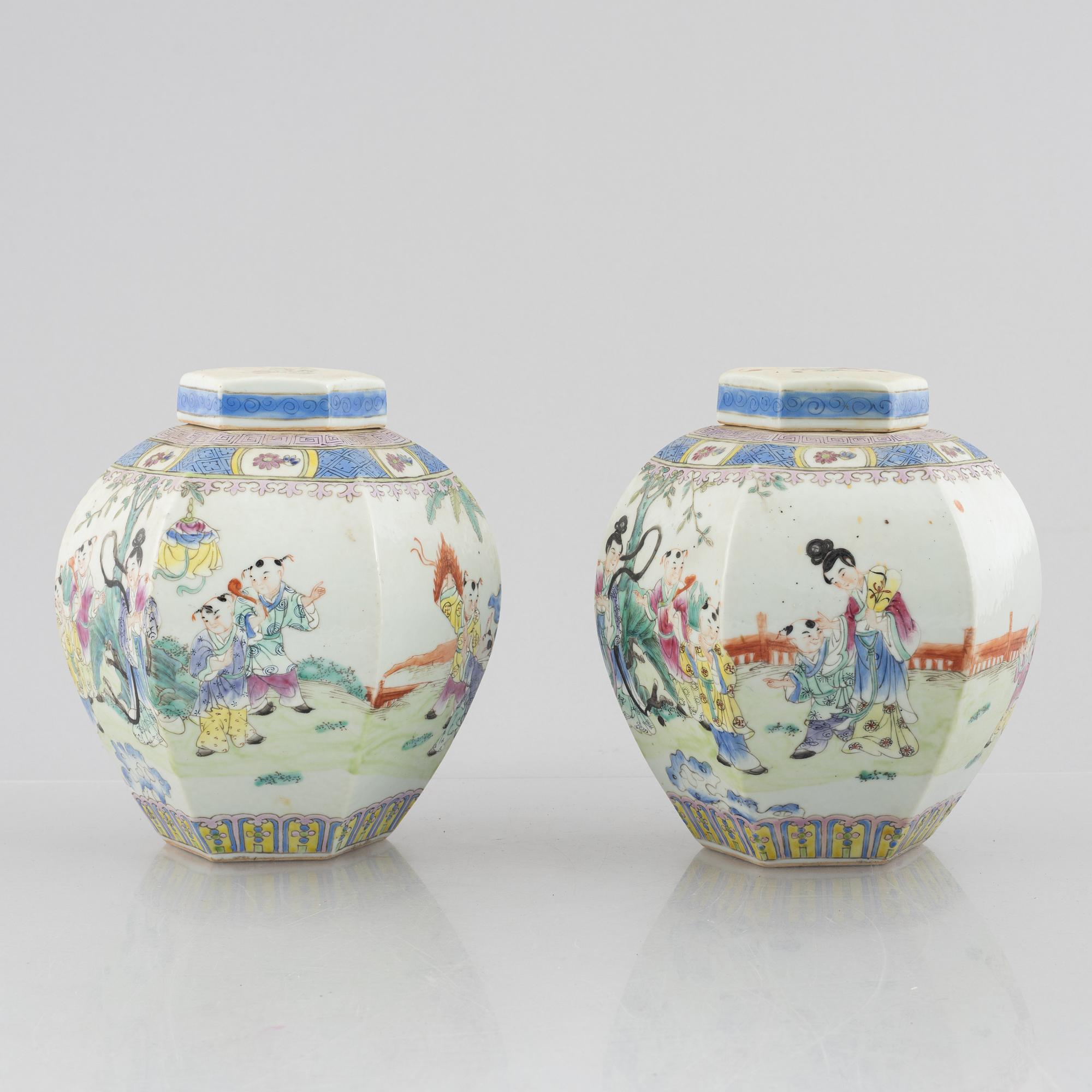 A pair of porcelain urna with covers, China, second half of the 20th century.