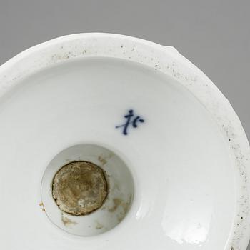 URNA MED LOCK, porslin, rokokostil, Meissenliknande märke, omkring år 1900.