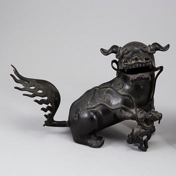 Two bronze figures of a buddhist lion, late Qing.