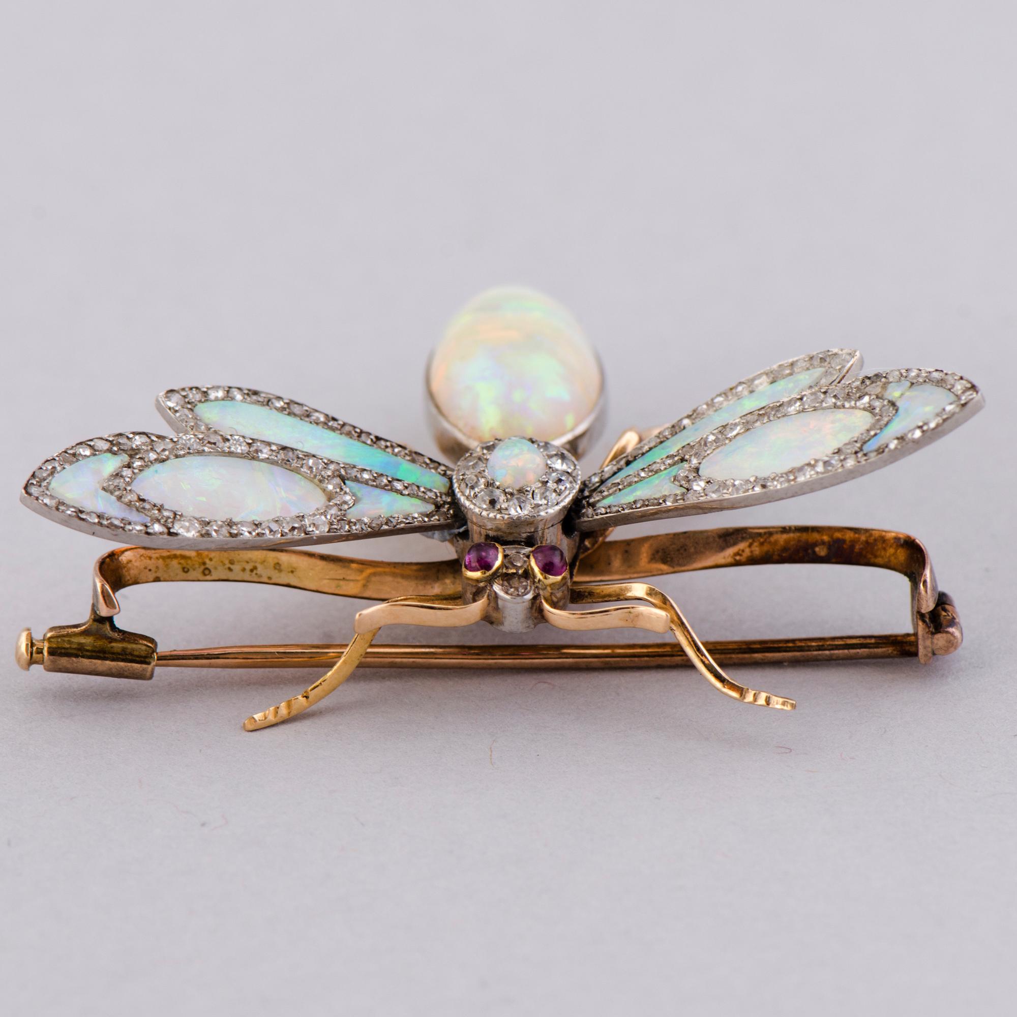 BROSCH, opaler, diamanter, rubiner, platina och guld, sekelskiftet 1800/1900.