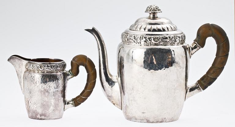 KAFFEKANNA SAMT GRÄDDKANNA, silver, jugend, Stockholm 1924. Tot vikt ca 910 gram.