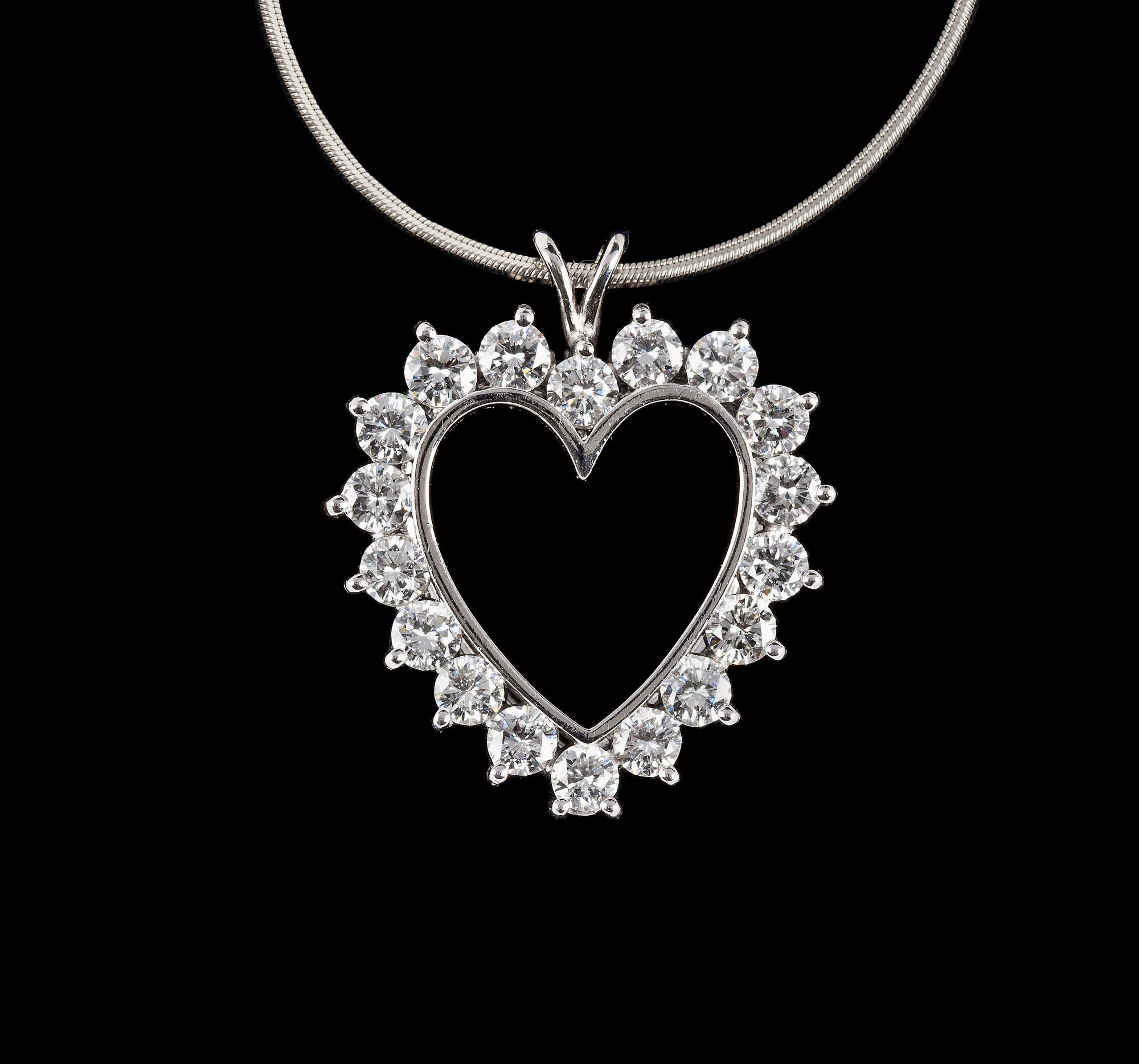 A platinum and diamond heart pendant, tot. app. 2.50 cts.