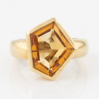 A ring and a pair of earrings in 18K gold with faceted citrine.