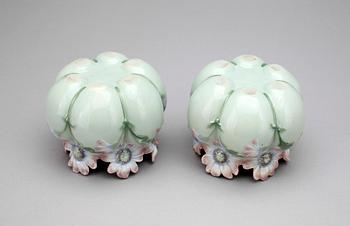 VASER / YTTERFODER, ett par, porslin, Jugend. Lichte, Tyskland, 1900-talets  början.