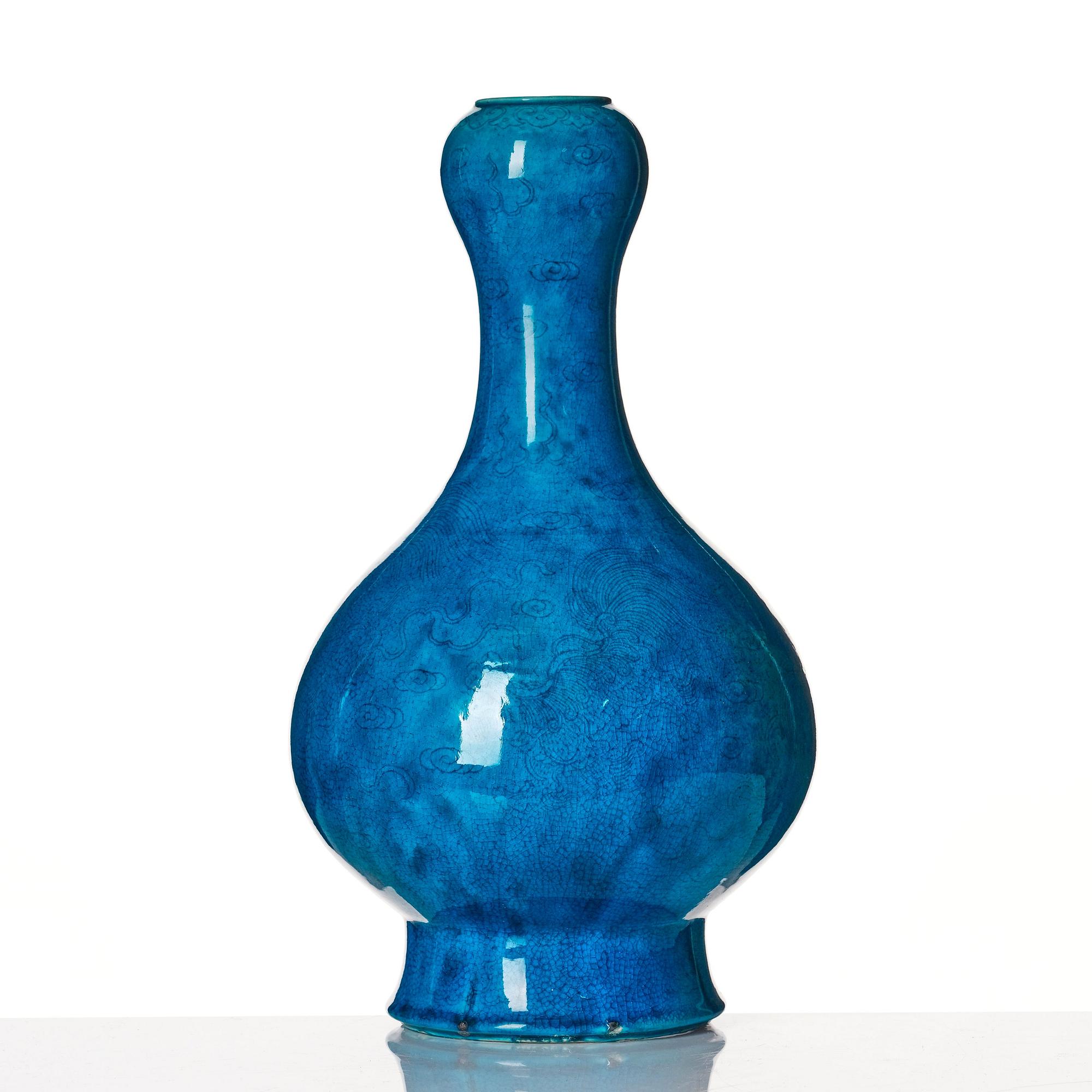 A large turqouise glazed bulb vase, late Qing dynasty.