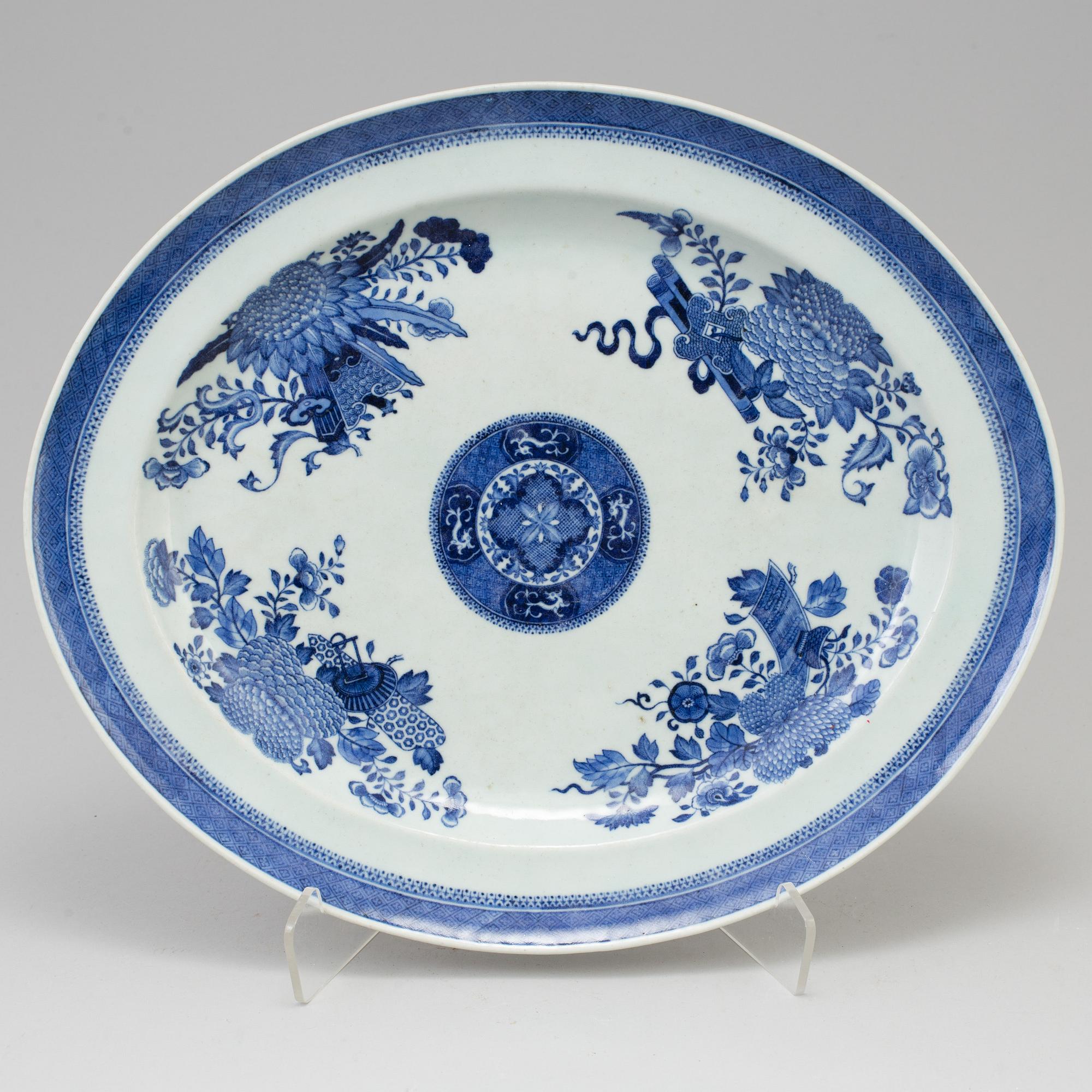 A chinese export blue and white fitz-hugh decorated serving dish. Qing dynasty, Jiaqing (1796-1820).