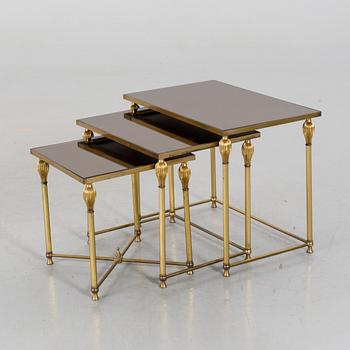 NESTING TABLES.