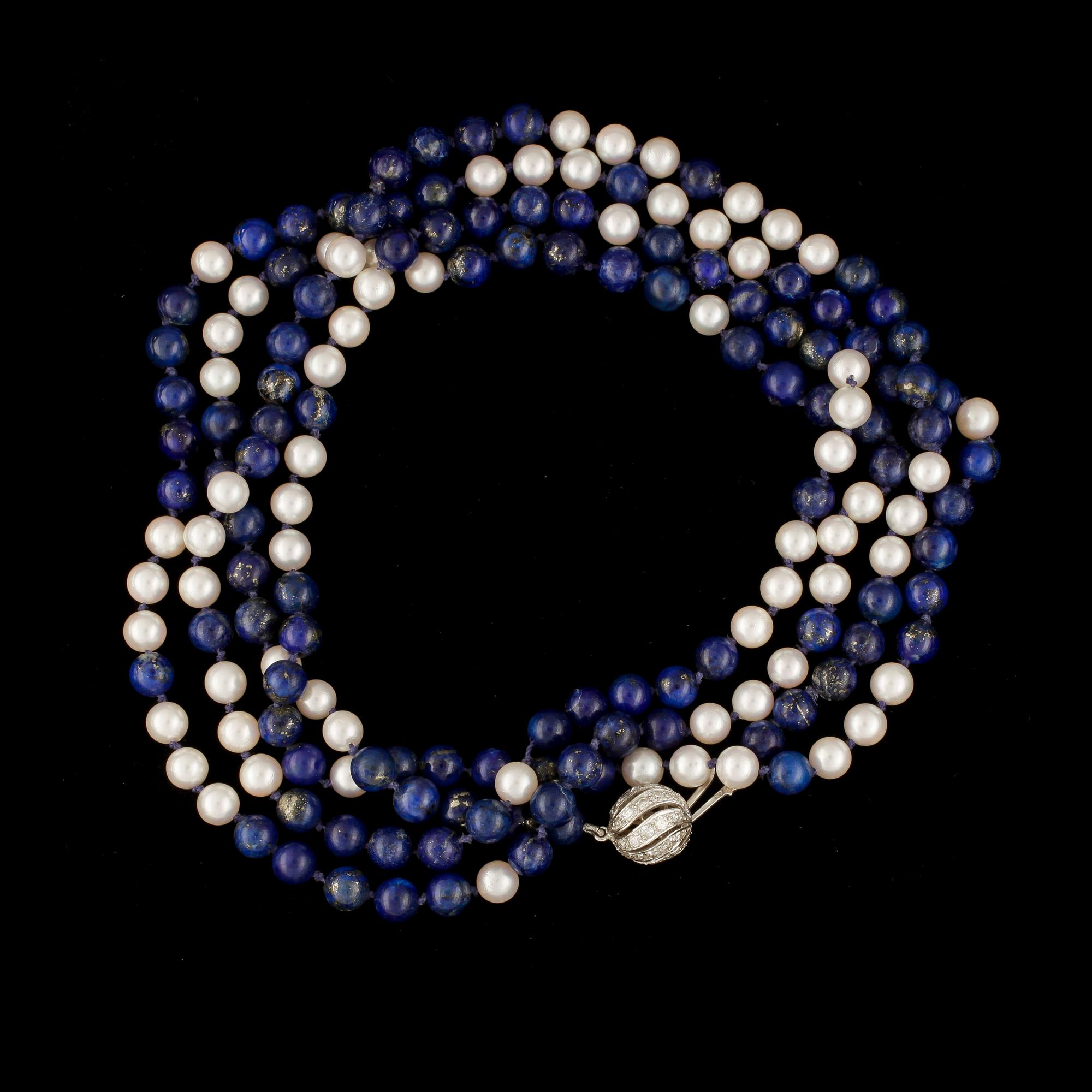 PÄRLCOLLIER, lapiss lazuli och odlade pärlor, lås av 18K vitguld och briljantslipade diamanter.