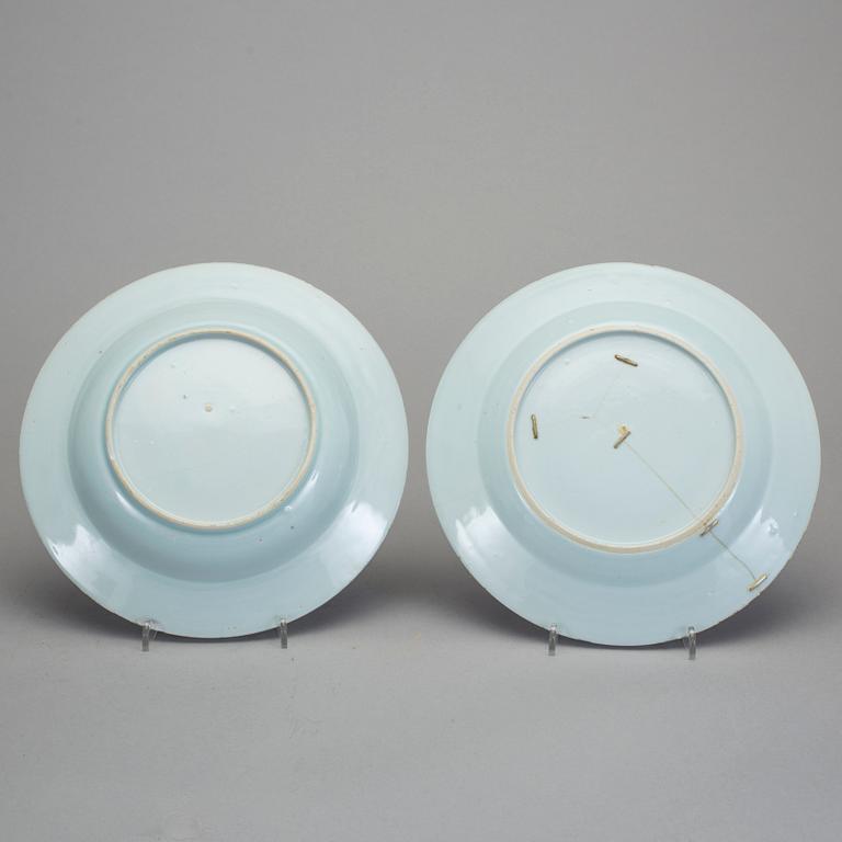 TALLRIKAR, 8+9 st. Porslin, Jiaqing, Kina omkring 1800.