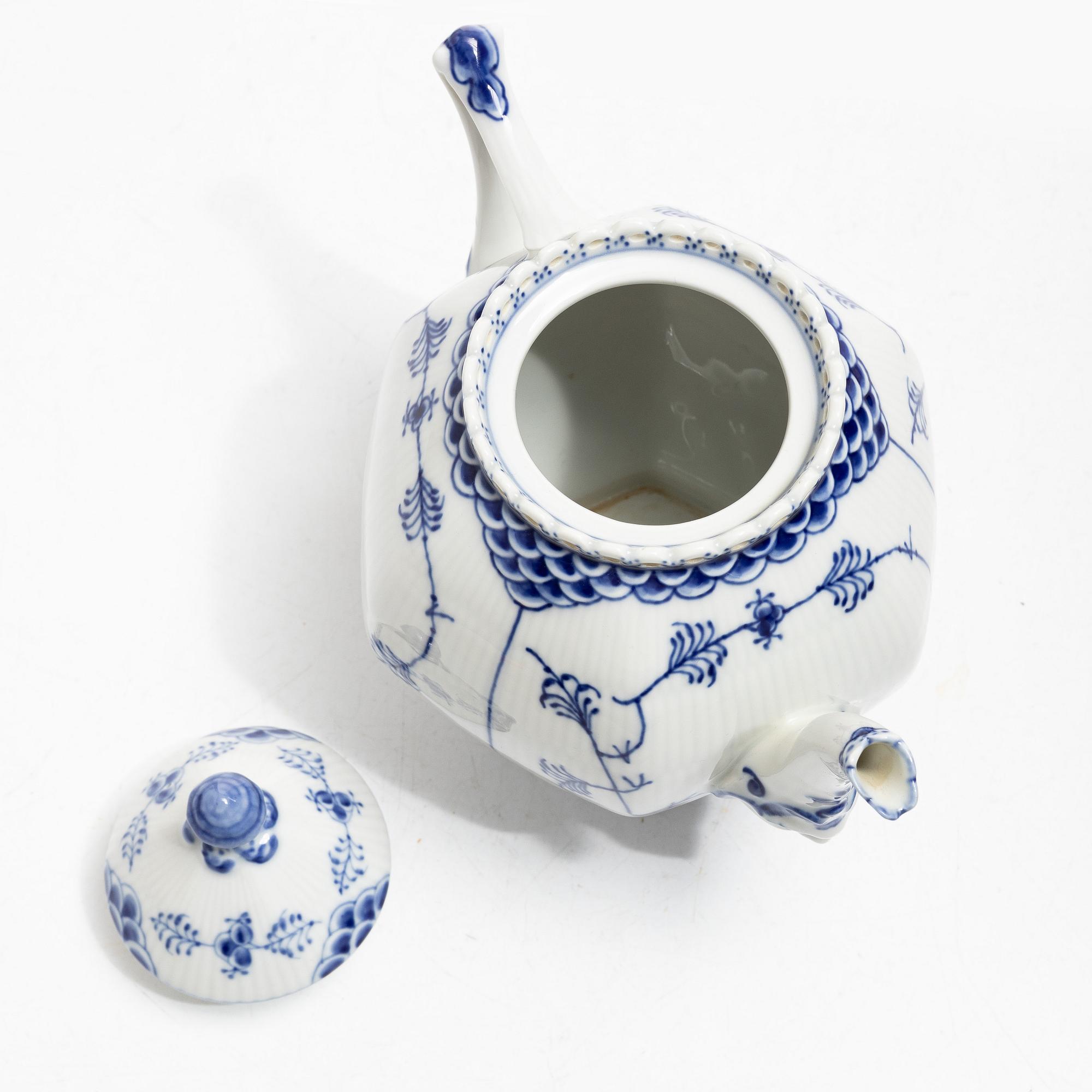 Royal Copenhagen, A 'Blue Fluted Full Lace' / 'Musselmalet' porcelain teapot, model 1119, 1969-73.