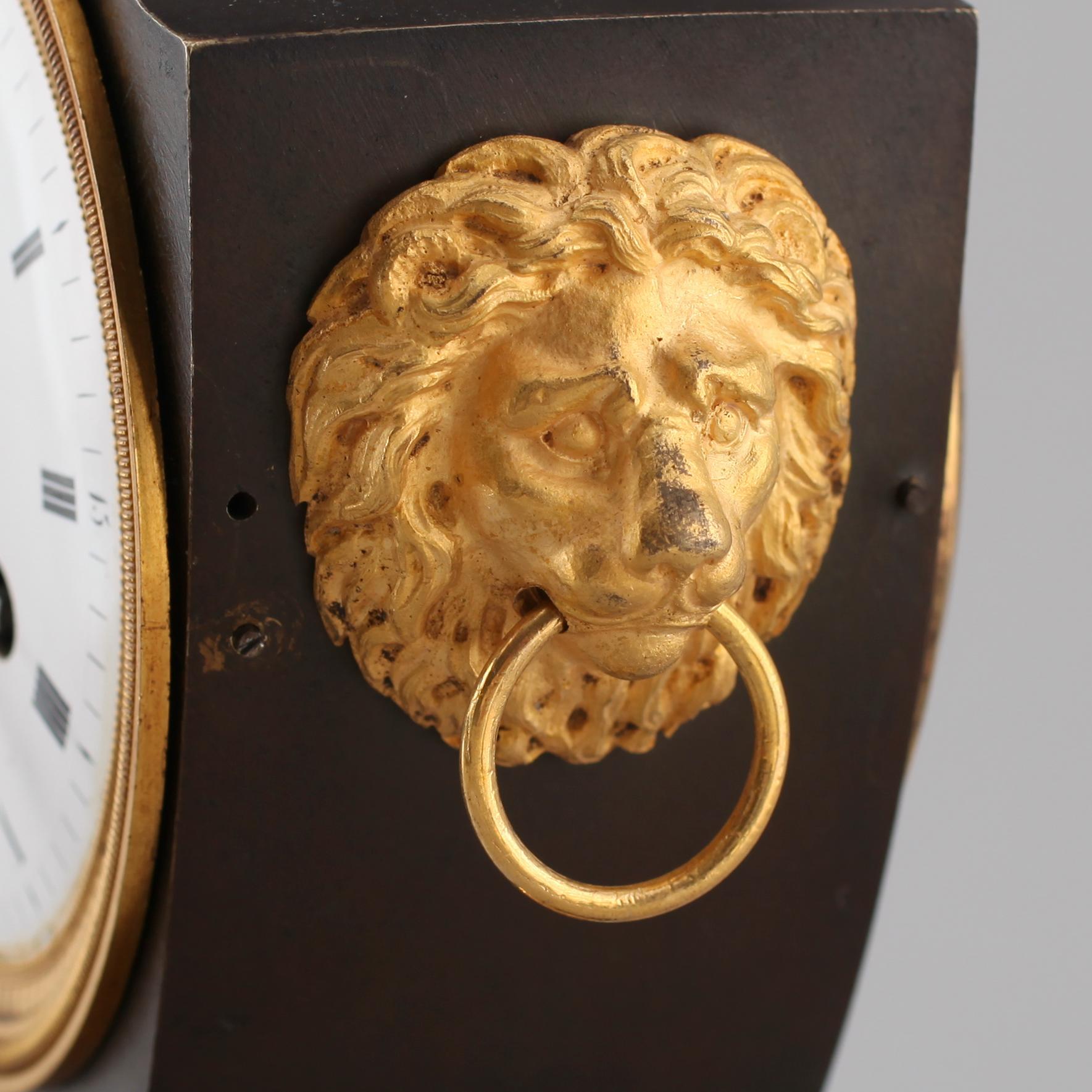 BORDSPENDYL, empire, förgylld och patinerad brons, Barbieri à Paris, 1800-talets första hälft.