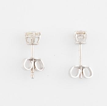 Brilliant cut diamond stud earrings, total ca 0,49 ct.