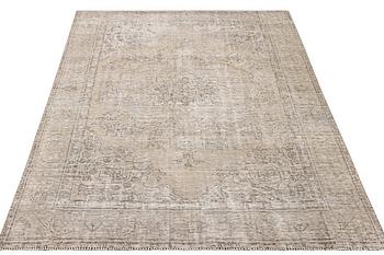 An oriental carpet, vintage design, c. 279 x 191 cm.