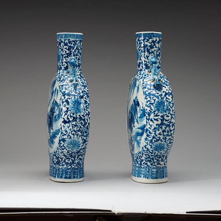 PILGRIMSFLASKOR, ett par, porslin. Sen Qing dynasti, 1800-tal.