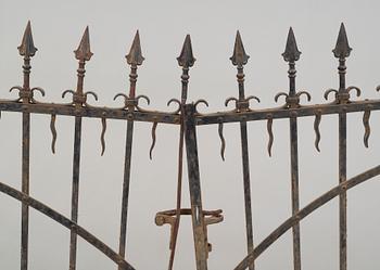 STAKET SAMT GRINDAR, ett par, gjutjärn, 1900-talets första hälft.