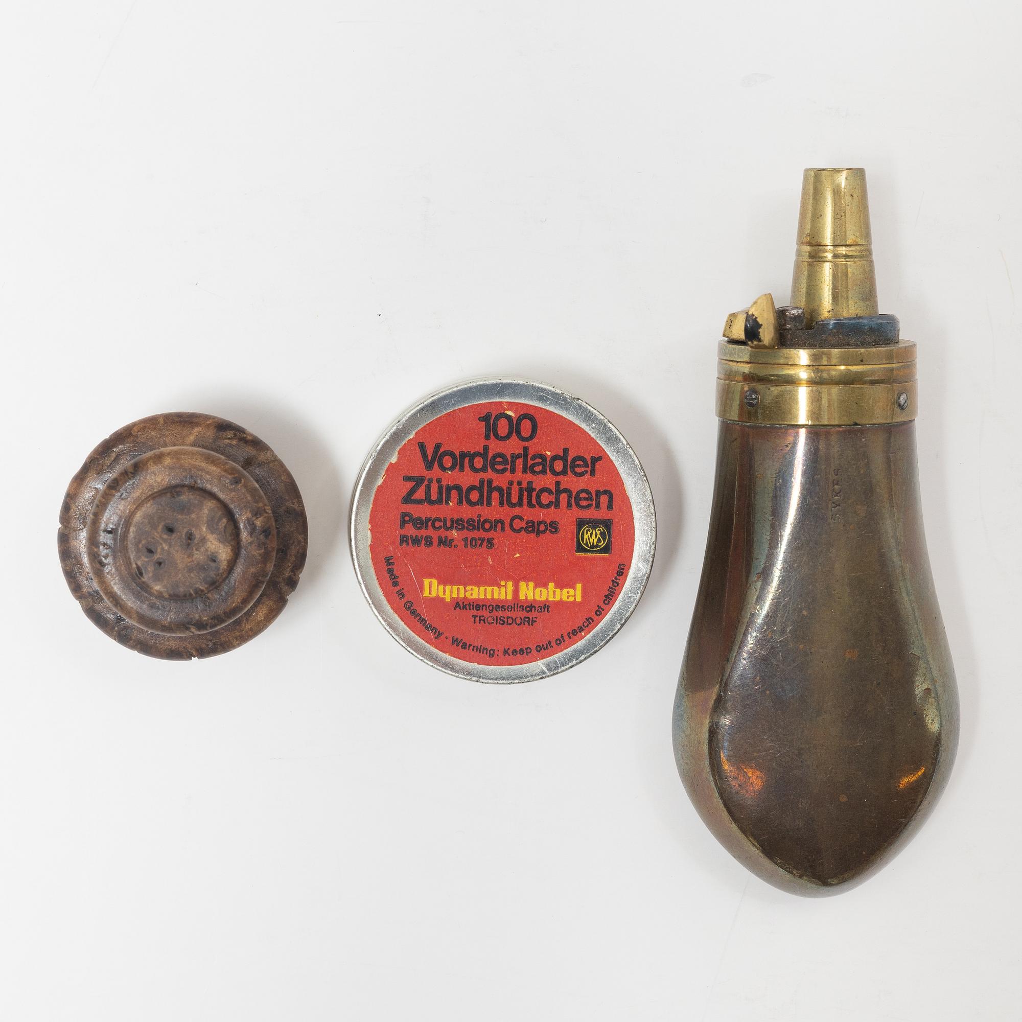 Slaglåspistoler ett par belgiska, i senare schatull, 1800-tal.