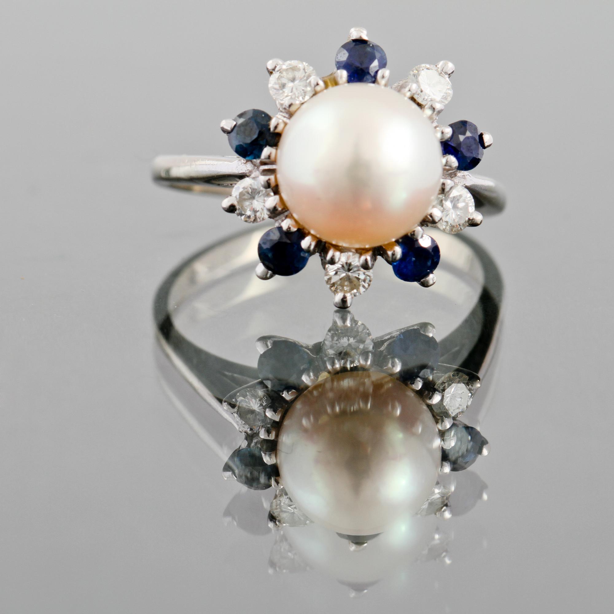 RING, 14K vitguld med odlad pärla, 5 fasettslipade blå safirer samt 5 briljantslipade diamanter, ca 0.35 ct. Vikt 4,9 g.