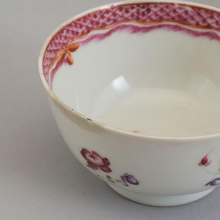 Five famille rose export porcelain cups and two dishes, Qing dynasty, 18th century.