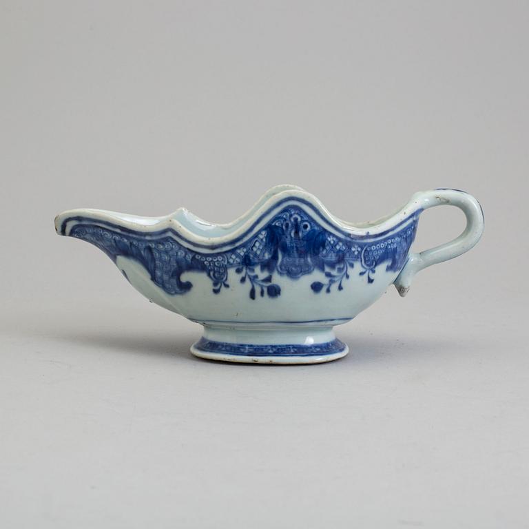 A blue and white export porcelain saucer, Qing dynasty, Qianlong (1736-95).