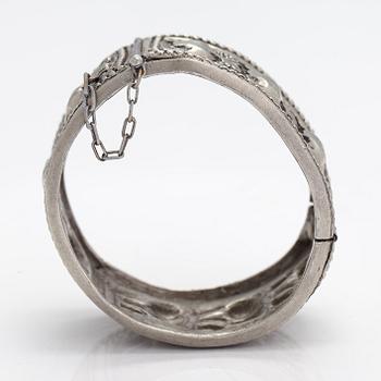 Armband "Björn", vitmetall. Kalevala Koru, Helsingfors.