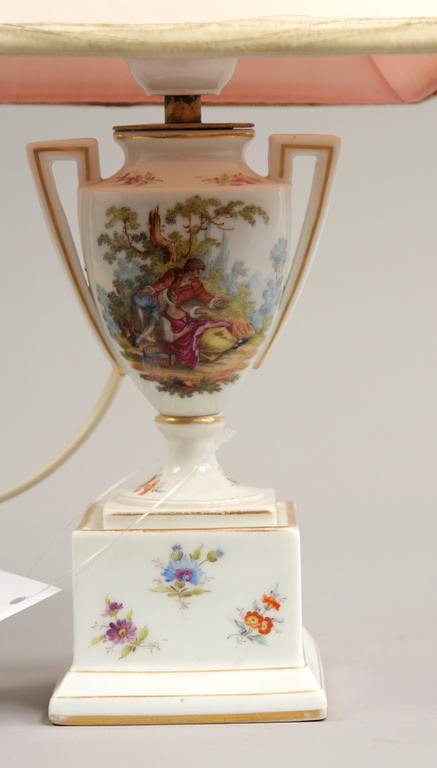 BORDSLAMPA, 1900-tal, porslin.