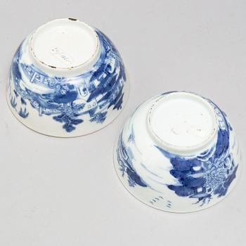 SERVERINGSFAT, SKÅLFAT, ett par, samt SKÅLAR, ett par, kompaniporslin. Qingdynastin, Qianlong (1736-95).