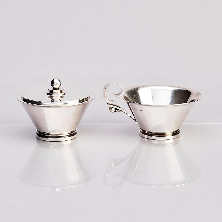 Harald Nielsen, a sterling silver four pieces coffee- and tea service, "Pyramide", Georg Jensen, Copenhagen 1930-52, design no 600A+B.