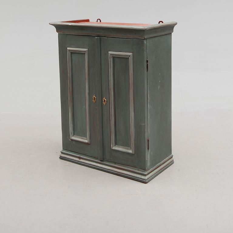 HÄNGSKÅP, allmoge, 1800-talets andra hälft.