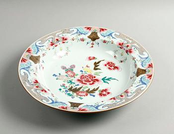 A famille rose basin, Qing dynasty, Qianlong (1736-95).