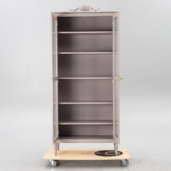 Vitrinskåp, gustaviansk stil, "Signum Gustavus", samtida.