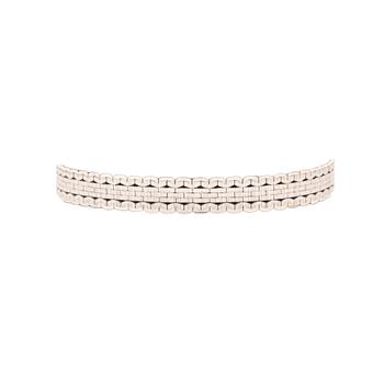 An 18K white gold bracelet.