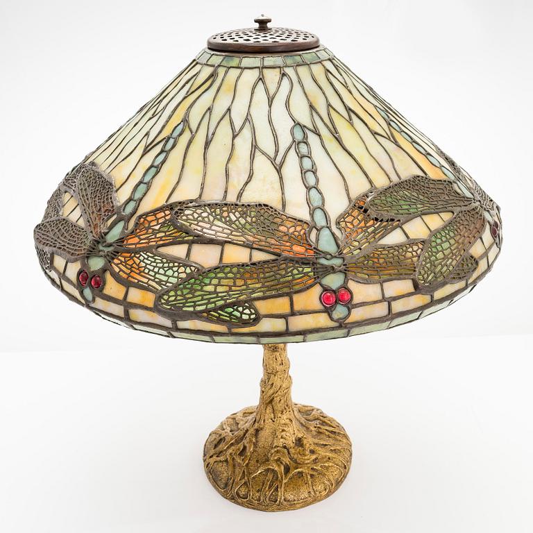 Tiffany Studios, "Dragonfly and Pony base" bordslampa, New York ca 1900.