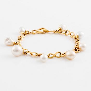 An 18K gold and cultured Keshi pearl bracelet.