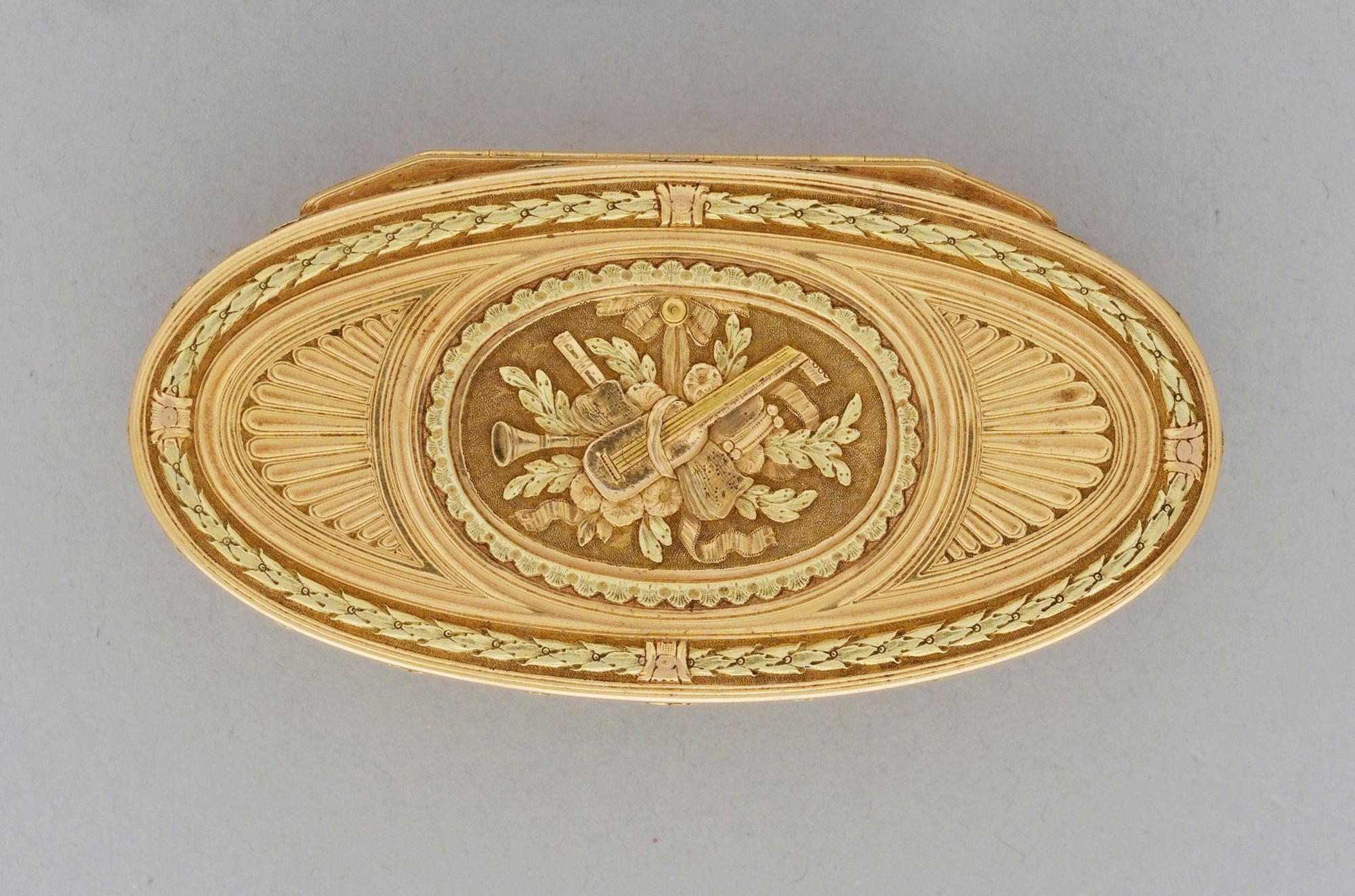 DOSA, guld 20k, en deux couleurs, oläslig mästarstämpel, Paris, kontrollör Julien Alaterre 1768-1774.