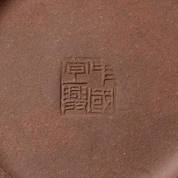 A group of three Chinese yixing teapots, 1970/80s.