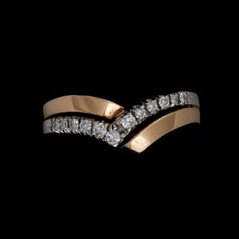 RING, 18k guld samt vitguld med små briljantslipade diamanter, 1900-talets andra hälft. Tot vikt 4,1g.