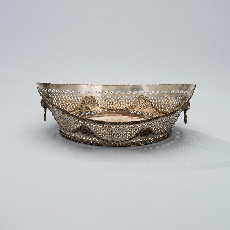 BRÖDKORGAR, ett par, försilvrad koppar, England 1800-talets slut.